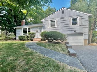 27 Greenway Ct, Closter, NJ 07624