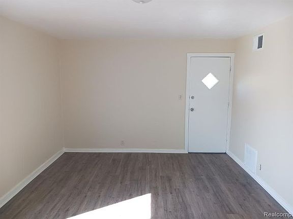 4th image of 32057 Cheboygan Ct