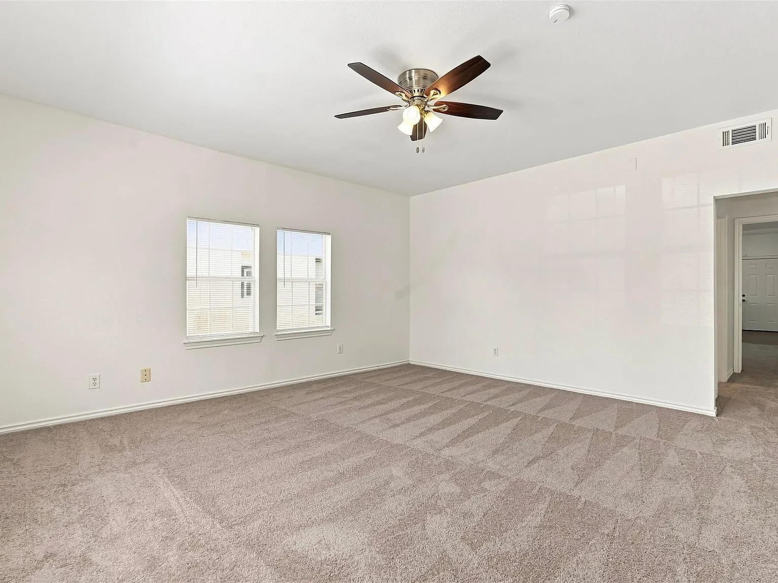 3 bed, 2.0 bath, 3436 sqft, $1,445 — Photo 3