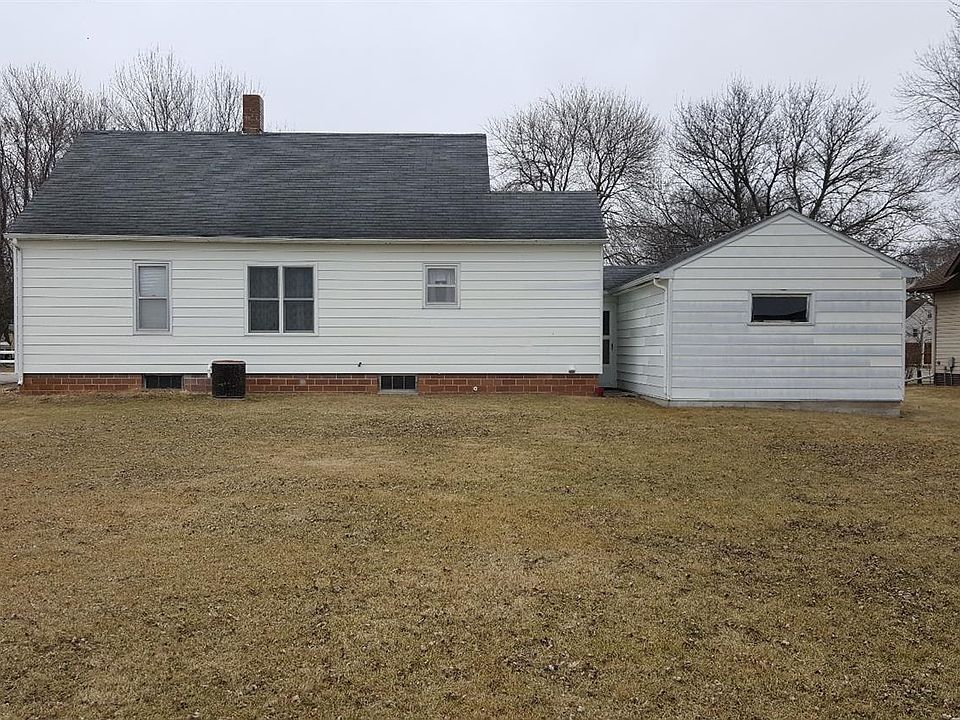 2nd image of 210 Birch St