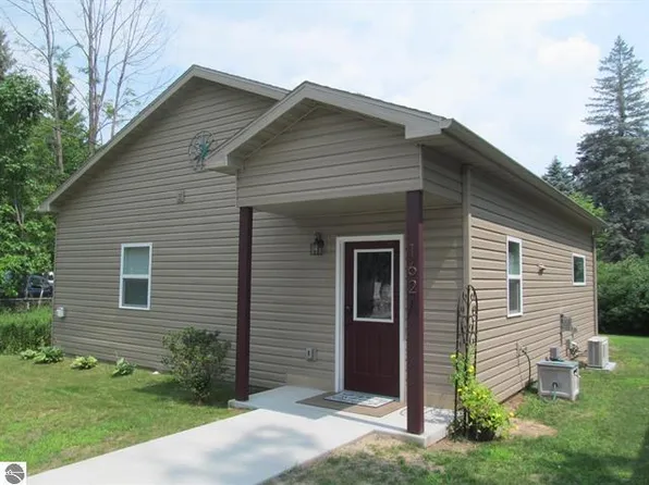 162 Leisure Rd, Cadillac, MI 49601