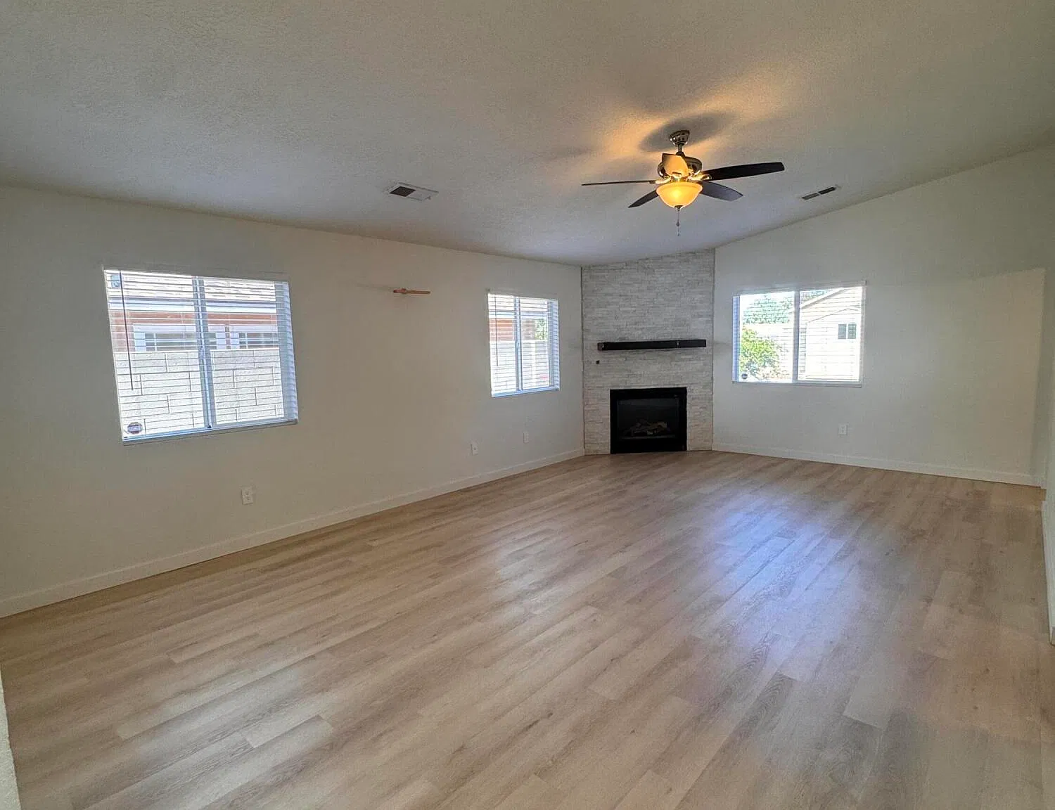 4 bed, 2.0 bath, 1552 sqft, $2,400 — Photo 3
