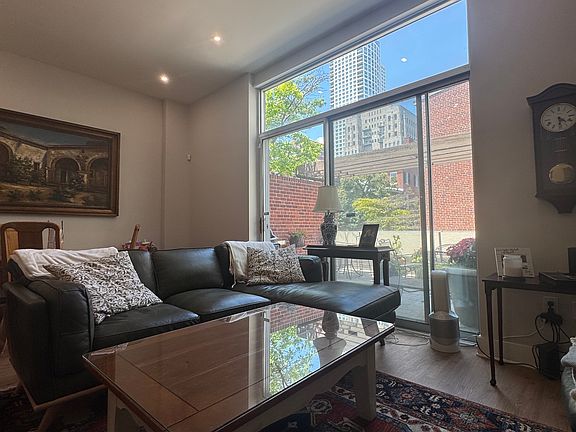 5th image of 637 Spruce St