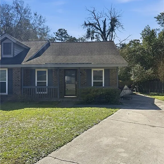 135 Hunt Club Ct — Photo 1