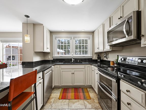 3rd image of 221 Holmes Rd