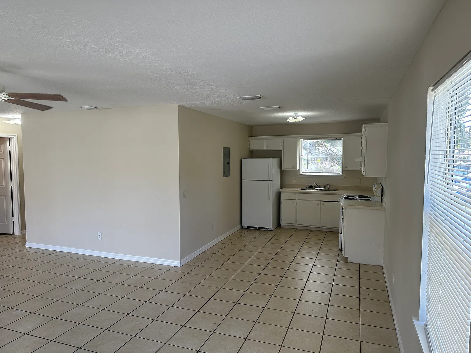 3/1 Duplex ready now. Washer/Dryer hook ups — Photo 3