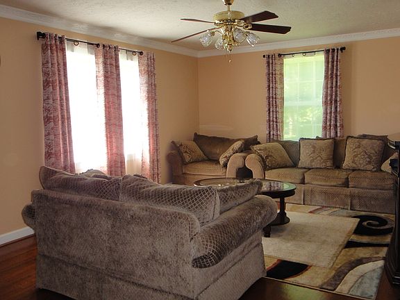 4th image of 611 Victor Dr