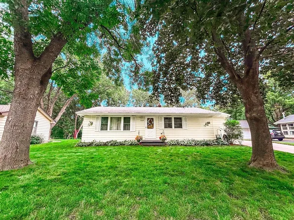 2689 Mayer Ln N, Maplewood, MN 55119