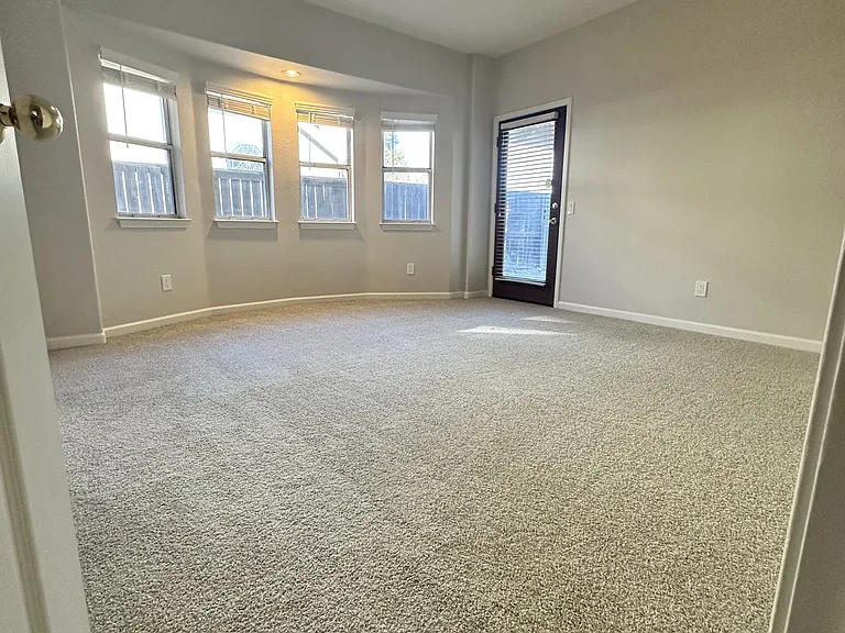 2221 Banbury Cir — Photo 26