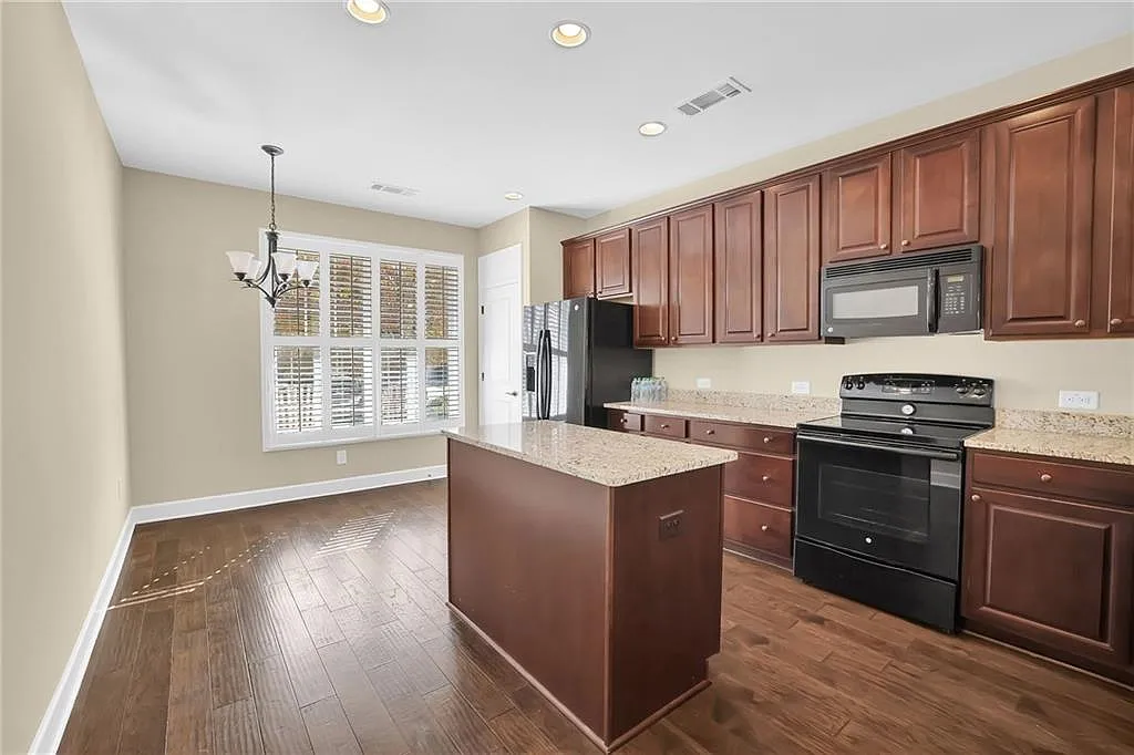 4 bed, 3.0 bath, 2390 sqft, $2,700 — Photo 4