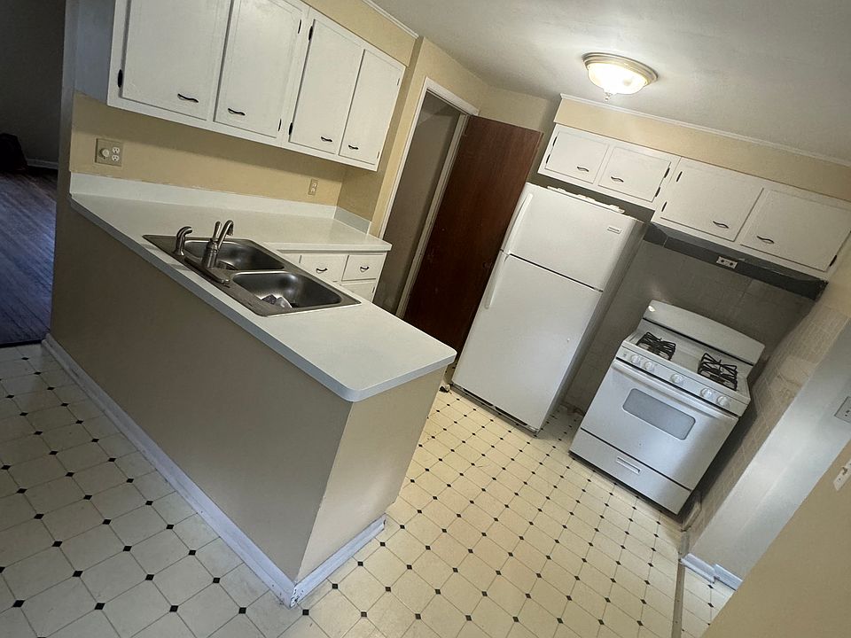 1st image of 128 Sudbury Ln APT B