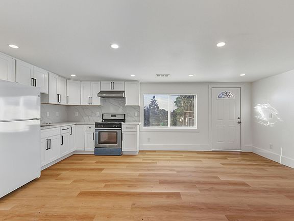 3rd image of 1671 Mono Ave