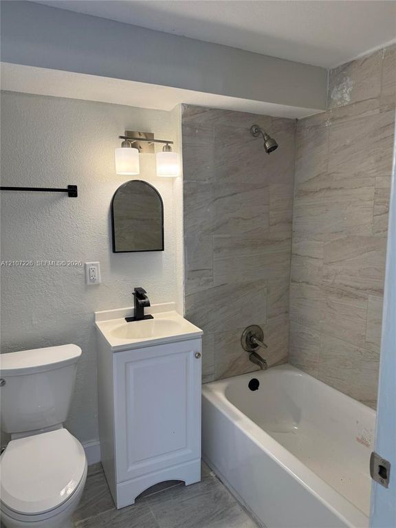 704 NW 5th Ave APT 1-4, photo 3