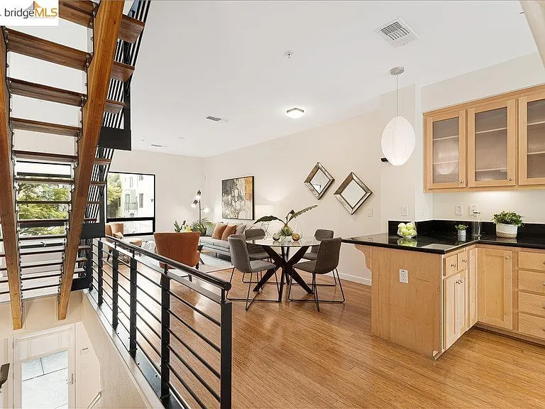 Living area/kitchen