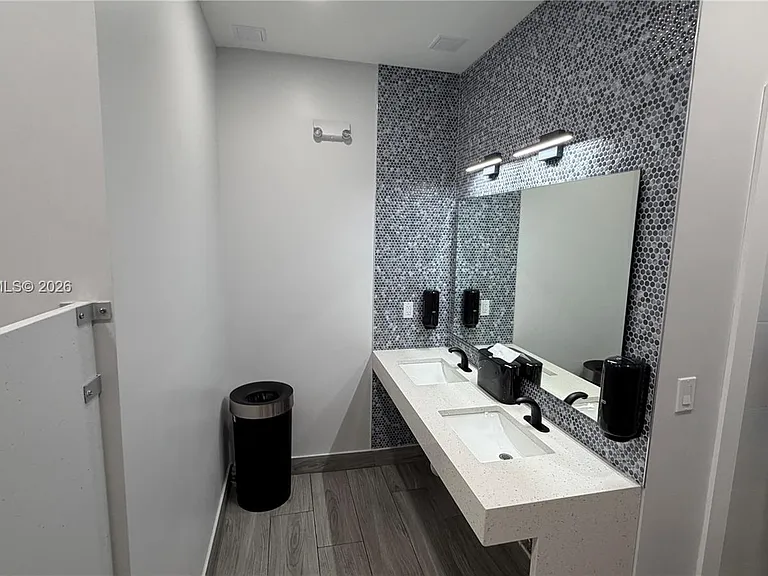 17021 N Bay Rd #914 — Photo 31