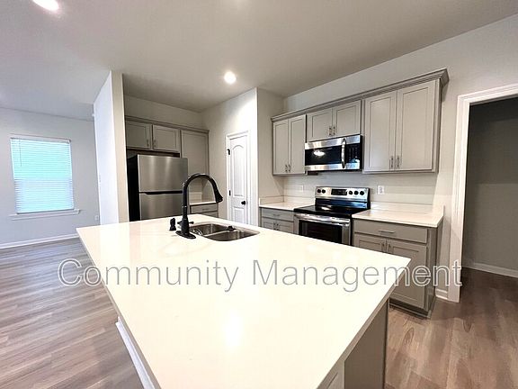 3rd image of 1018 Bengal Crossing Ave