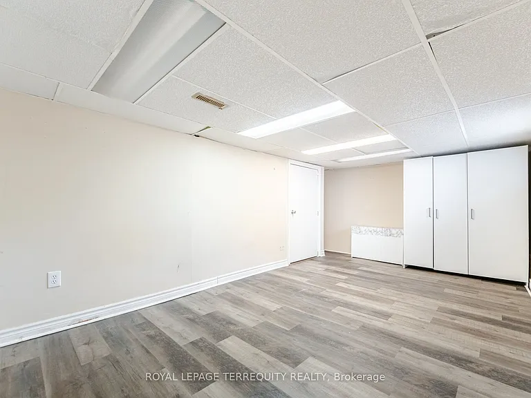 16 Royal Ave — Photo 35