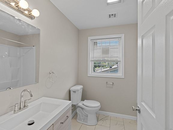 4th image of 287-289 Huxley Ave #2
