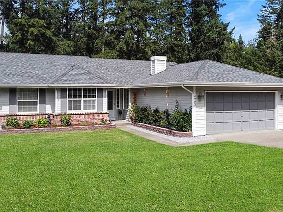 Front of home, 2 car garage and room for a boat or RV parking