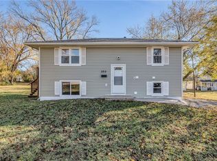 305 S Locust St, Cameron, MO 64429