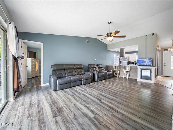4th image of 37 Laurel Oaks Cir