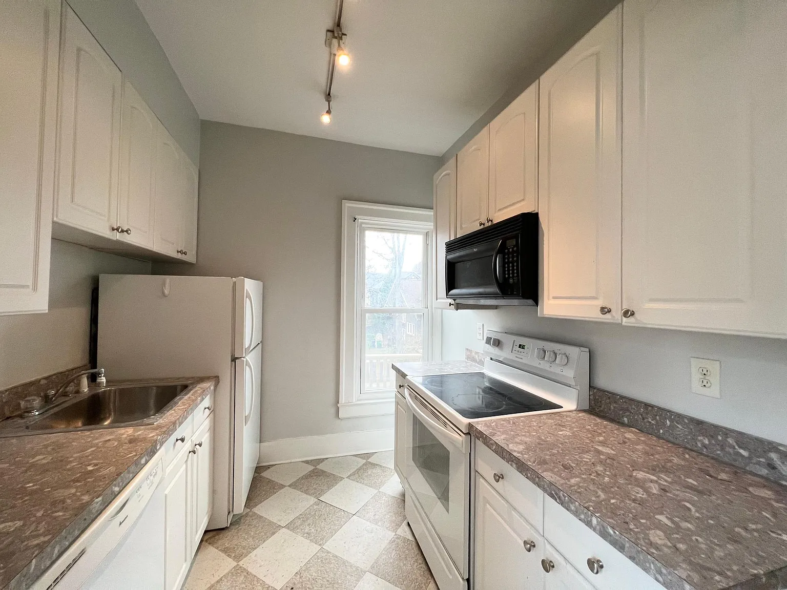 2 bed, 850 sqft, $1,300 — Photo 3