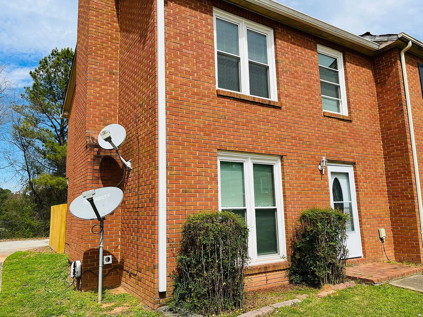 Great location! Private patio, extra room for parking, 2 bed, 2.5 baths, laundy on 2nd floor, plu... — Photo 2