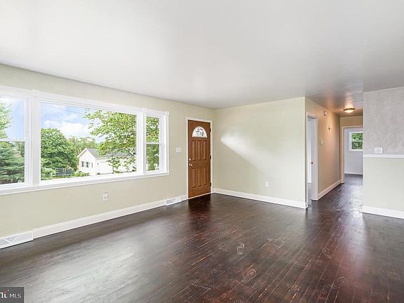5th image of 8 Stine Ave