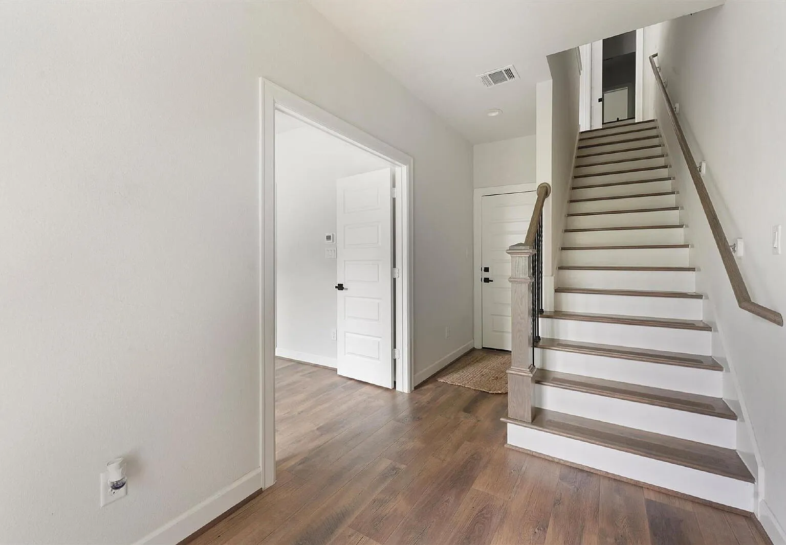 3 bed, 3.5 bath, 2217 sqft, $3,200 — Photo 4