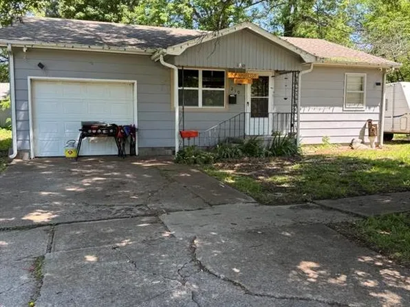 210 W Walnut St, Girard, KS 66743