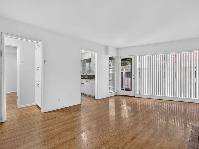 425 S Los Robles Ave — Photo 7