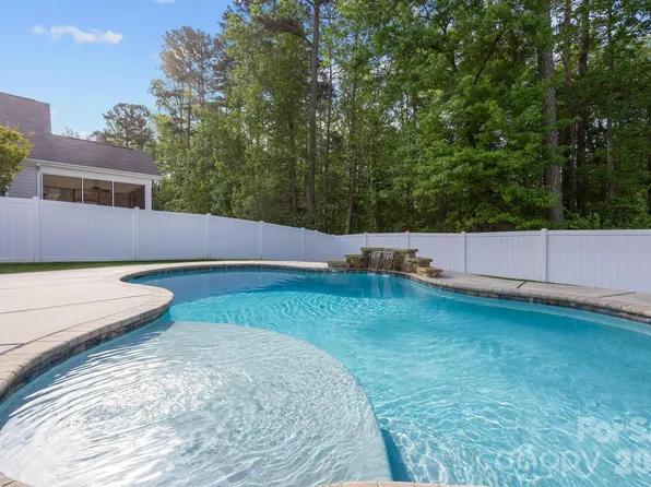 6614 Bluegill Rd, Charlotte, NC 28216