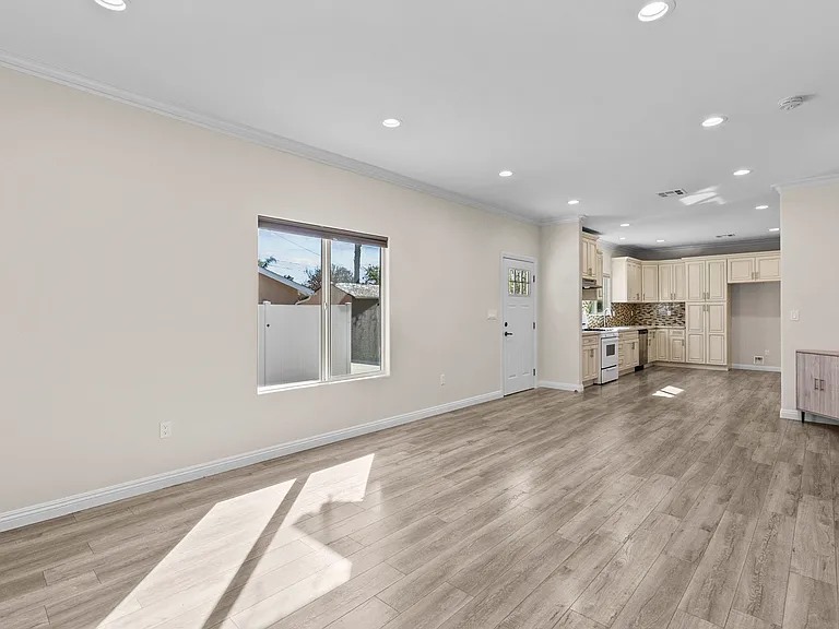 6715 Cedros Ave — Photo 9