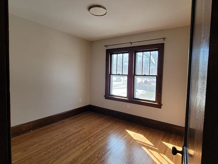 906 Indiana Ave — Photo 10