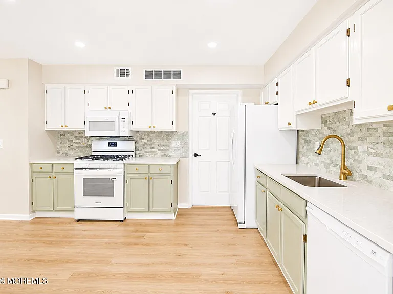 99 Oak Ln — Photo 23