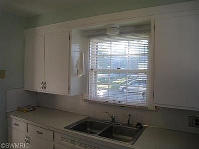 4th image of 900 Dorothy St NW
