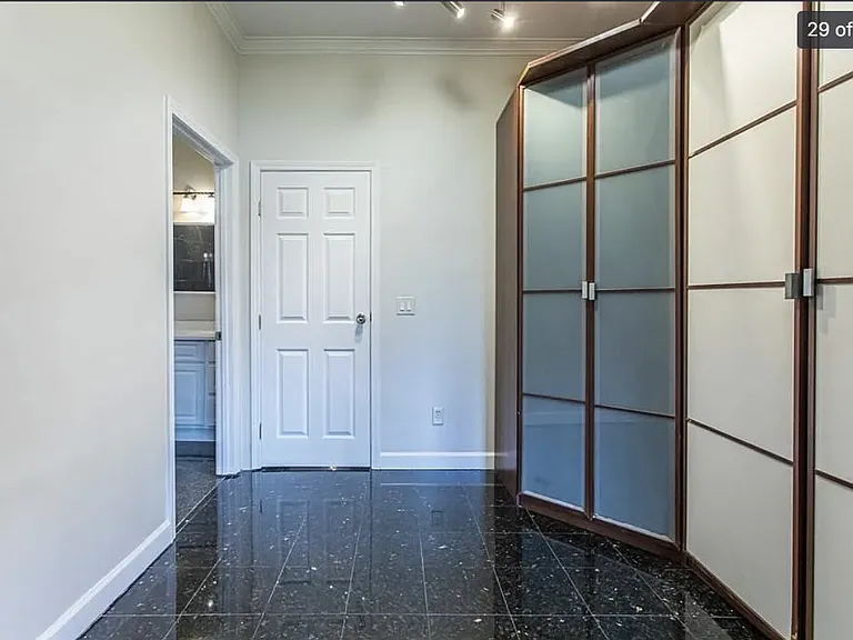 Master Bedroom Suite - Walkin Closet