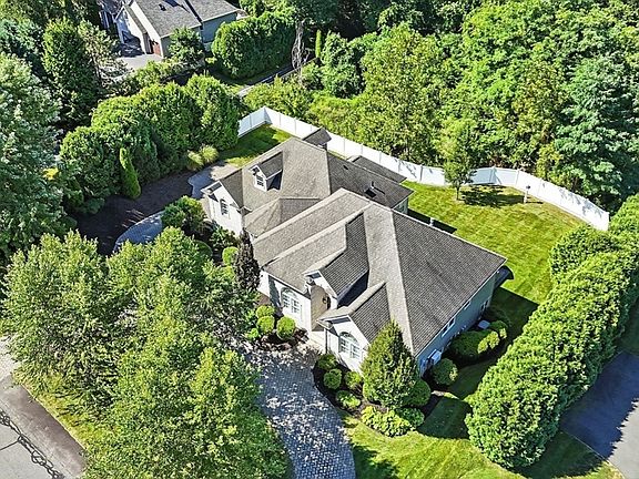 3rd image of 1 White Brook Ln
