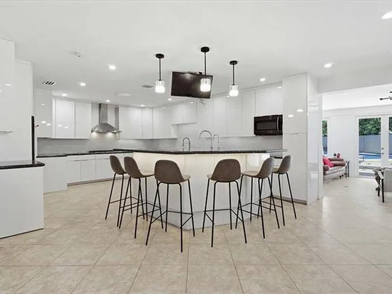 20100 NE 20th Ct — Photo 2