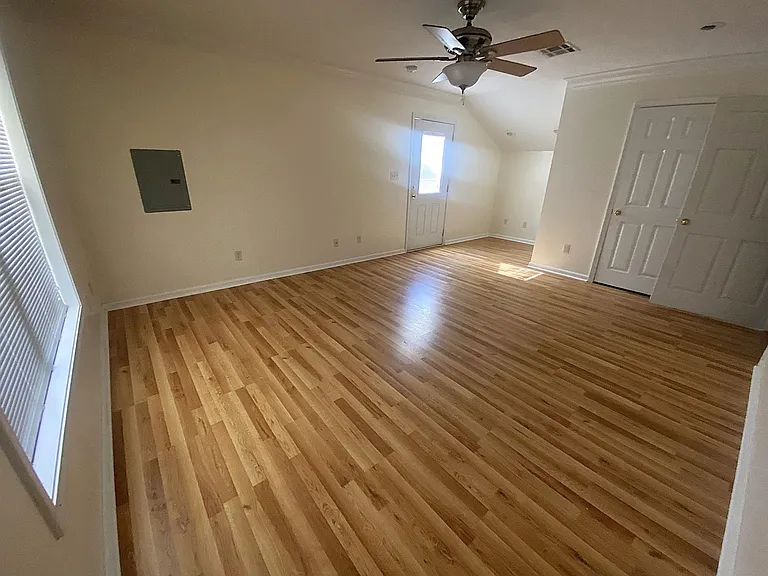 135 W Oak Ln — Photo 17