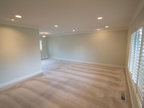 Entry/Formal Living Room