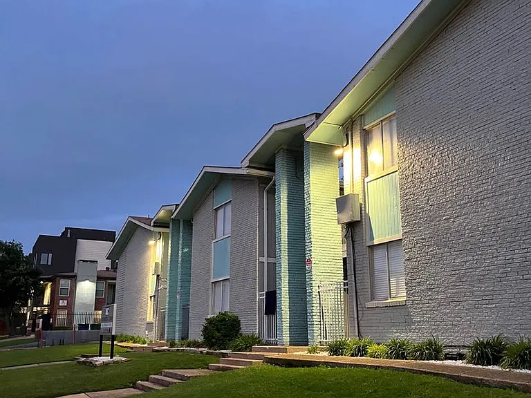 Monarch Court — Photo 18