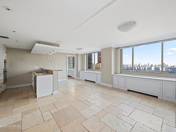 5th image of 30 W 63rd St APT 31VW