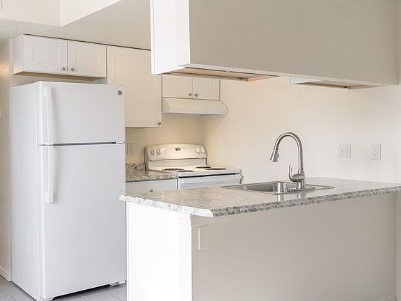 3rd image of 912 San Pedro Dr SE APT 1