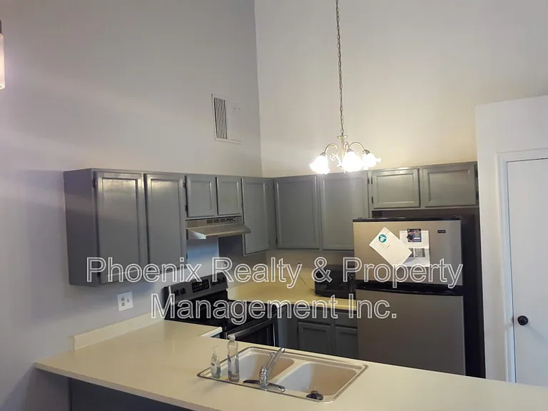 919 Clover Cir — Photo 5