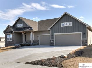 10509 Cove Hollow Dr, Papillion, NE 68046