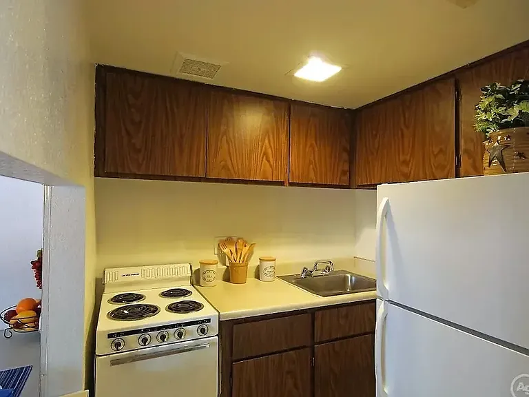 Chateau Gardens Apartments — Photo 16