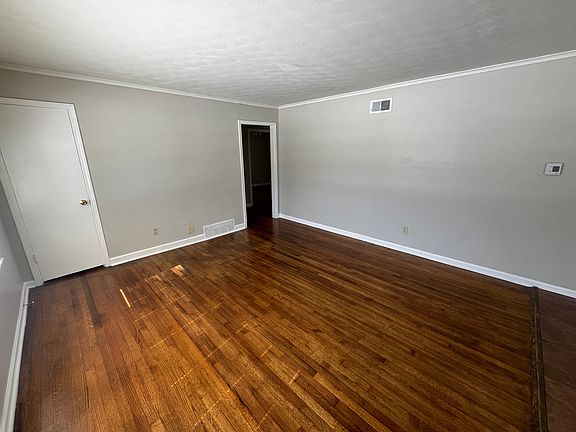 3rd image of 3002 Cromwell Ave