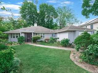 19 Ridge Dr E, Roslyn, NY 11576