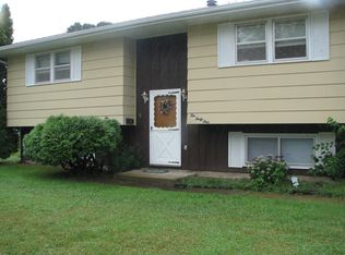 1043 Rainbow Blvd, Hiawatha, IA 52233